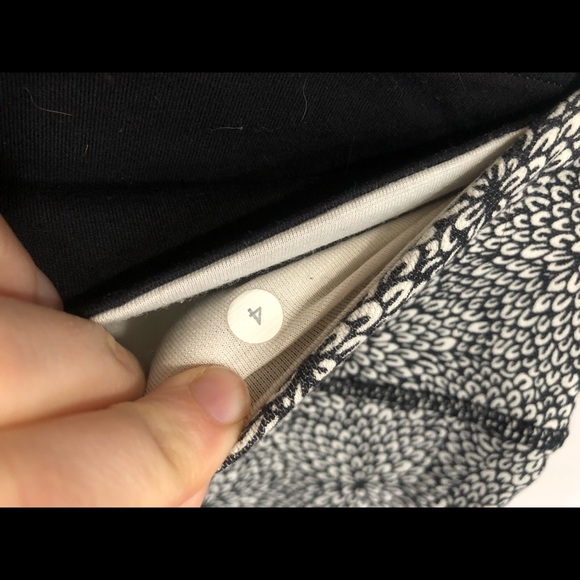 Lulu Lemon Black and White Pattern Leggings Size 4 - Picture 4 of 6